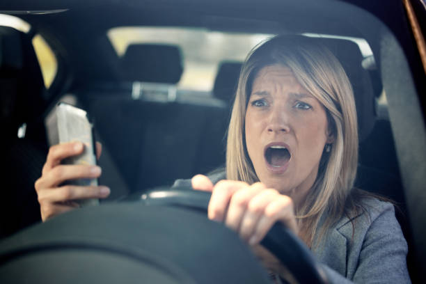 차에 휴대 전화를 사용 하 여 하는 것은 위험한 것 이다! - driving text messaging accident danger 뉴스 사진 이미지