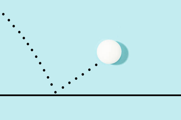 pallina da ping pong bianca che rimbalza su uno sfondo azzurro - bouncy ball foto e immagini stock