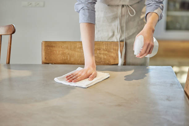 istock Young Japanese woman cleaning 1395521555