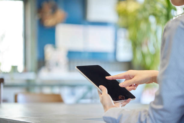 istock Young Japanese woman working in a cafe 1395522107