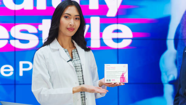 TV Beauty Products Advertisement: Expert Doctor, Professional Beautician Talk, Sell Best Beauty Products, Health Care Supplements, Amazing Cosmetics. Mock-up Television Commercial Ad with Infographics anuncio de productos de belleza de tv: médico experto, charla de esteticista profesional, venda los mejores productos de belleza, suplementos para el cuidado de la salud, cosméticos increíbles. maqueta de anuncio comercial de televisión con infografía
