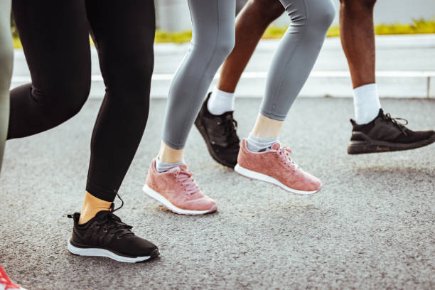 non mettere un piede davanti all'altro  - adult jogging running motivation foto e immagini stock