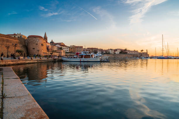 ciudad de alghero, cerdeña - alghero fotografías e imágenes de stock