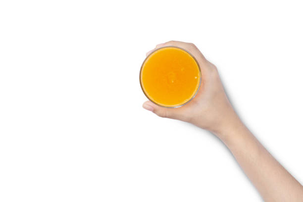 白い背景に隔離されたオレンジジュースのグラスを手で握ります。 - cocktail orange cup juice ストックフォトと画像