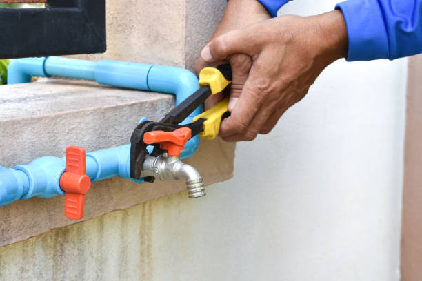 istock Technician man hand using pvc pipe cutter for cut the water pipe at home. 1395535103