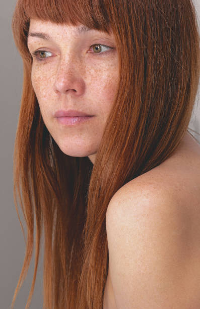 옆을 바라보는 여성의 초상화 - mature women head and shoulders red hair women 뉴스 사진 이미지