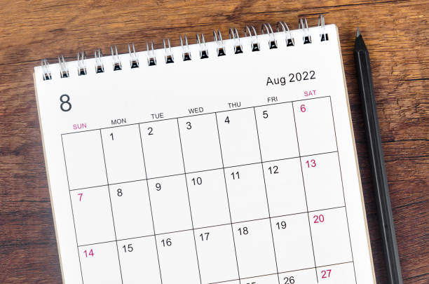 august 2022 schreibtischkalender auf holztisch. - august calendar stock-fotos und bilder