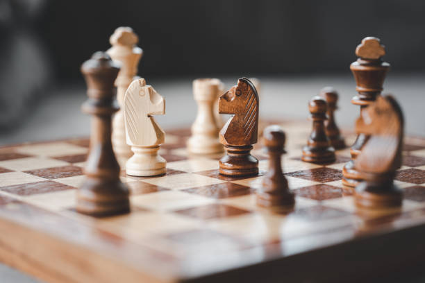 เกมหมากรุกแนวคิดทางธุรกิจการแข่งขันแนวคิดการแข่งขันทางธุรกิจการต่อสู้และการเผชิญหน้าก� - chess ภาพสต็อก ภาพถ่ายและรูปภาพปลอดค่าลิขสิทธิ์