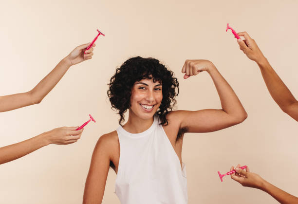 mulher empoderada flexionando sua axará não barbeada - cabeludo - fotografias e filmes do acervo