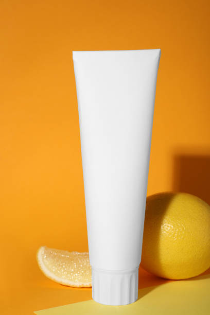 色の背景に歯磨き粉と新鮮なレモンの空白のチューブ - dental hygiene branding packaging toothpaste ストックフォトと画像