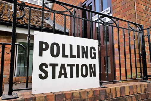 Cartel de la mesa electoral del Reino Unido fuera de las instalaciones de la iglesia photo