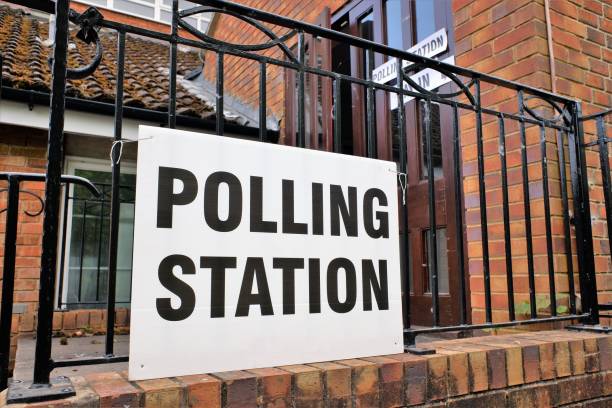 panneau d’un bureau de vote britannique devant les locaux de l’église - anglican photos et images de collection