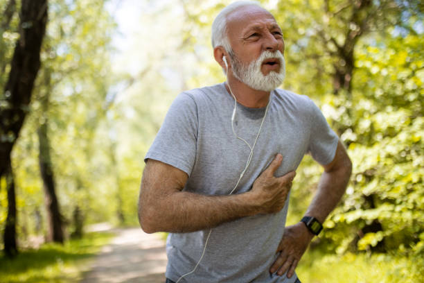 зрелый спортсмен имеет проблемы с сердцем во время тренировки - human lung healthy lifestyle healthcare and medicine green стоковые фото и изображения