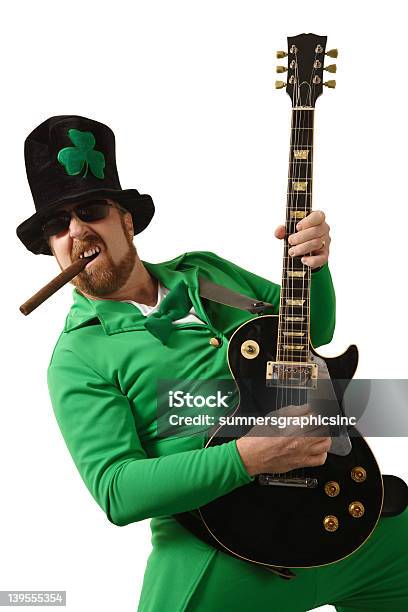 Duende Irlandés Tocando La Guitarra Foto de stock y más banco de imágenes de Guitarra - Guitarra, Cultura irlandesa, Duende irlandés