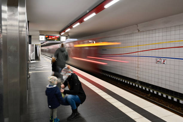 estação de metrô feldstraße do metrô de hamburgo no distrito de st. pauli. - subway station subway train underground hamburg germany - fotografias e filmes do acervo
