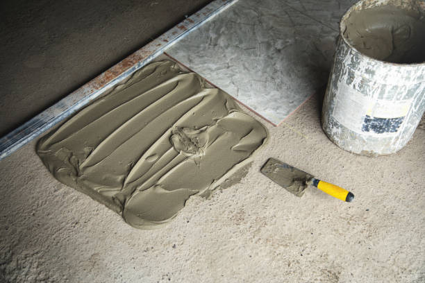 istock Laying floor ceramic tile. Renovating the floor 1395564866