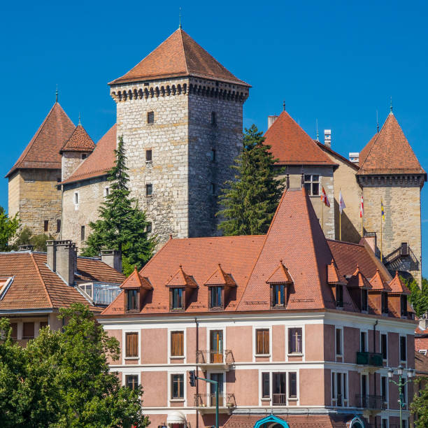 schloss von annecy an einem sommertag mit blauem himmel - cast in stone stock-fotos und bilder