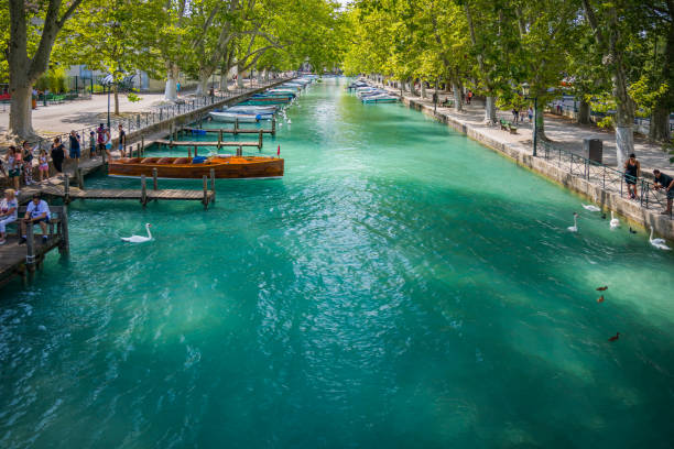 フランスの運河に係留されたボートとアヌシーのヴァッセ運河 - port of venice ストックフォトと画像