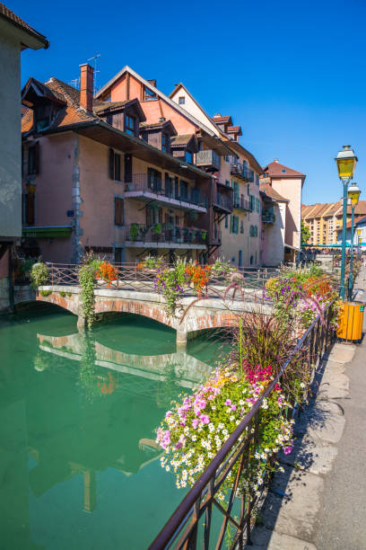 antigua ciudad de annecy y el río thiou en alta saboya, francia - lisle fotografías e imágenes de stock