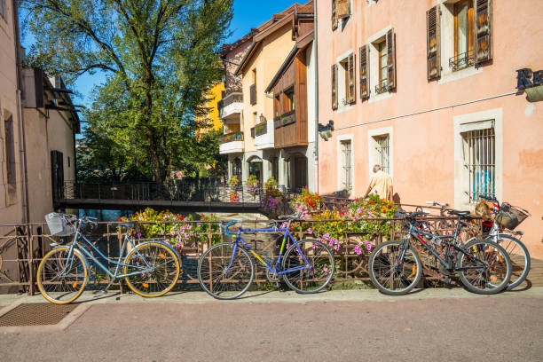 vélos garés sur un pont de la vieille ville d’annecy - annecy photos et images de collection