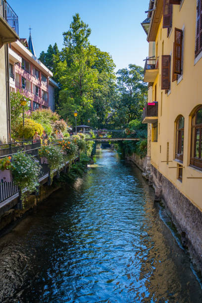 vista de annecy e do rio thiou um dos rios mais curtos da frança - lisle - fotografias e filmes do acervo