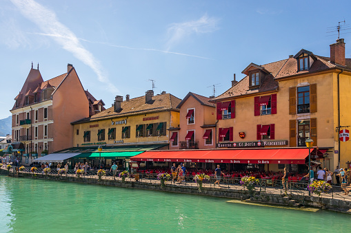 Side view of the lower wooden bridge lock and the old buildings on the Aarequai in Thun. the old wooden bridge is one of the landmarks and attractions of the city of Thun. very close to the Scherzlig lock. 07/28/2020 - City of Thun, Canton of Bern, Switzerland, Europe