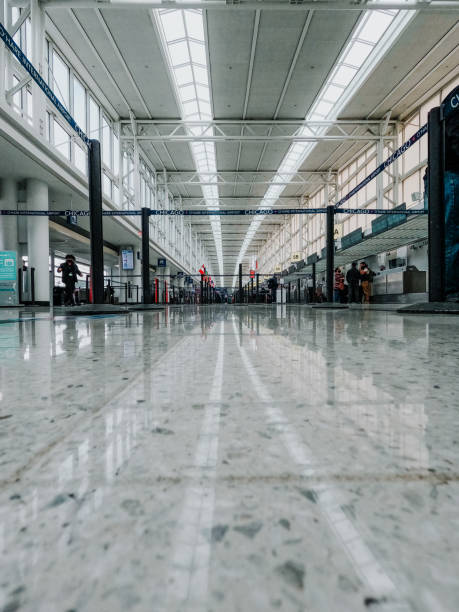 terminal internacional del aeropuerto - iluminación de techo abovedado fotografías e imágenes de stock