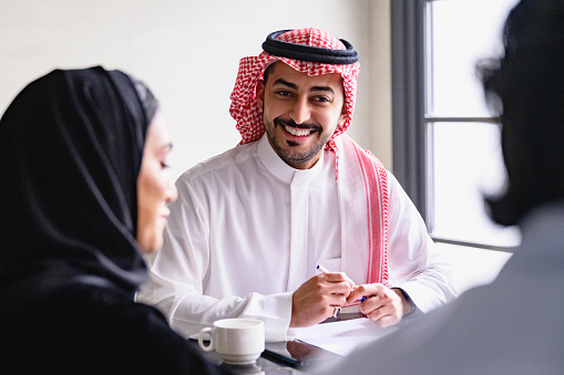 Empresarios de Riad disfrutando del intercambio interactivo de ideas photo