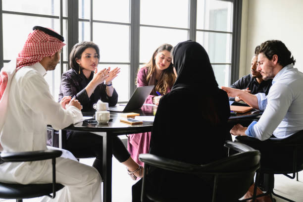 Jovem equipe de negócios de Riyadh colaborando em sala de reunião - foto de acervo