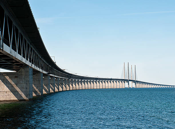 den øresund-brücke - öresundregion stock-fotos und bilder