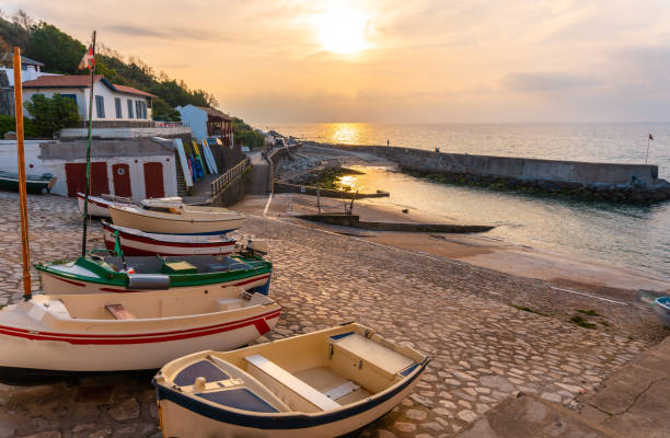 tramonto nel porto peschereccio della città di guethary nella provincia di lapurdi. paesi baschi francesi, dipartimento dei pirenei atlantici - beach rope nautical vessel harbor foto e immagini stock