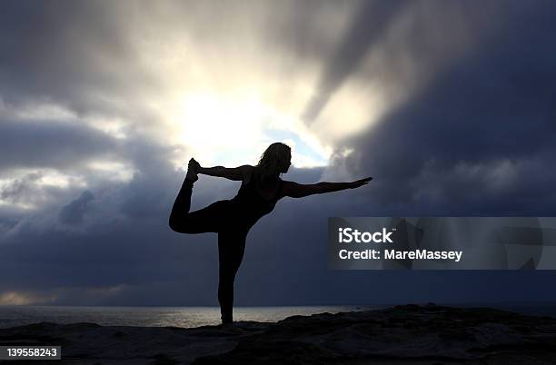 Photo libre de droit de Femme Faisant Yoga Au Lever Du Soleil banque d'images et plus d'images libres de droit de Adulte - Adulte, Ciel, Femmes