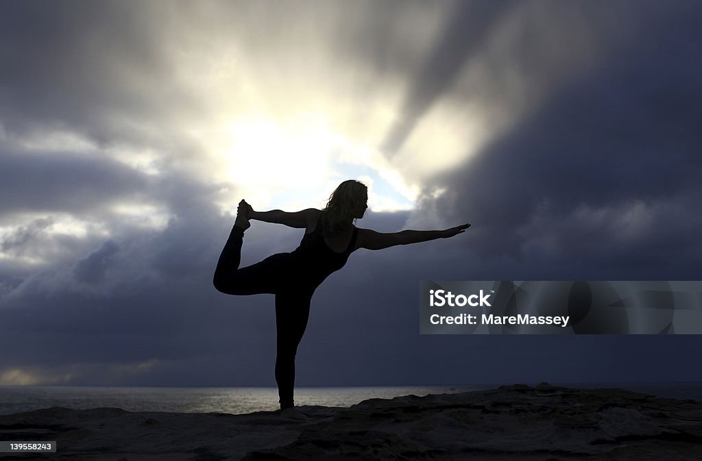 Mulher fazendo Yoga ao nascer do sol - Foto de stock de Adulto royalty-free