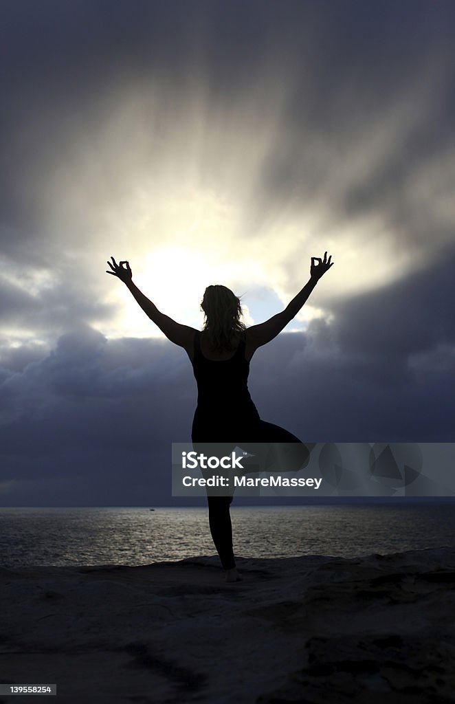 Frau tun Yoga bei Sonnenaufgang - Lizenzfrei Eine Frau allein Stock-Foto