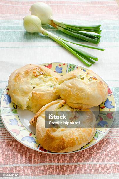 Knishes Con Formaggio E Cipollotti - Fotografie stock e altre immagini di Knish - Knish, Cibo, Cipollina