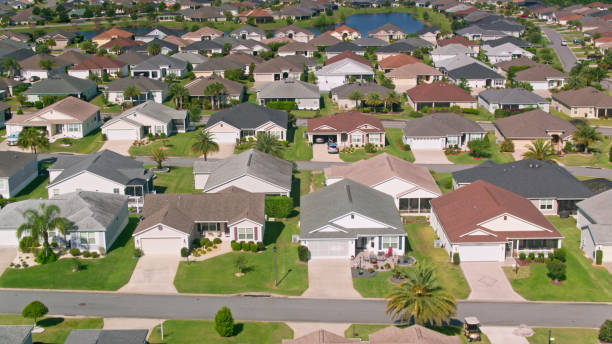 filas de casas en the villages, florida - aéreo - housing development development residential district aerial view fotografías e imágenes de stock