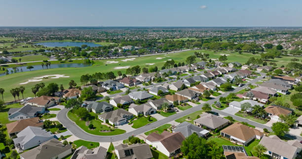 vol de drone au-dessus de maisons à the villages, floride - tract houses photos et images de collection