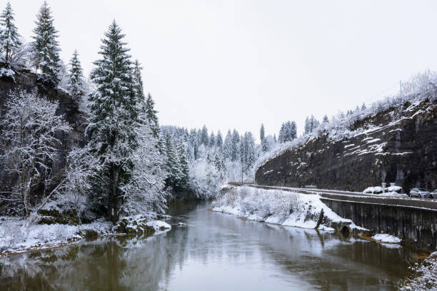 snowed landschaft und den fluss, doubs, frankreich - doubs river stock-fotos und bilder