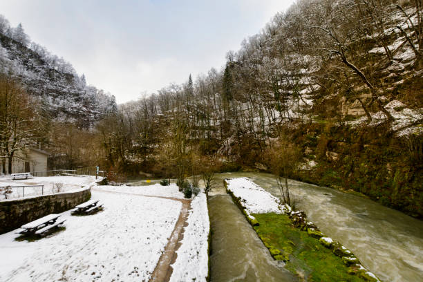 заснеженные пейзаж и реки ду, франция - doubs river стоковые фото и изображения