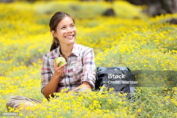 Excursionismo Chica En Resorte Foto de stock y más banco de imágenes de Excursionismo - Excursionismo, Alimento, Comer