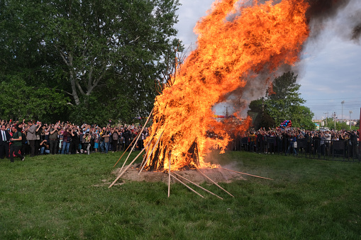 In the Turkish city of Edirne, gypsies celebrate the arrival of spring by lighting a big fire on May 5 every year, and then jump over the extinguished fire.