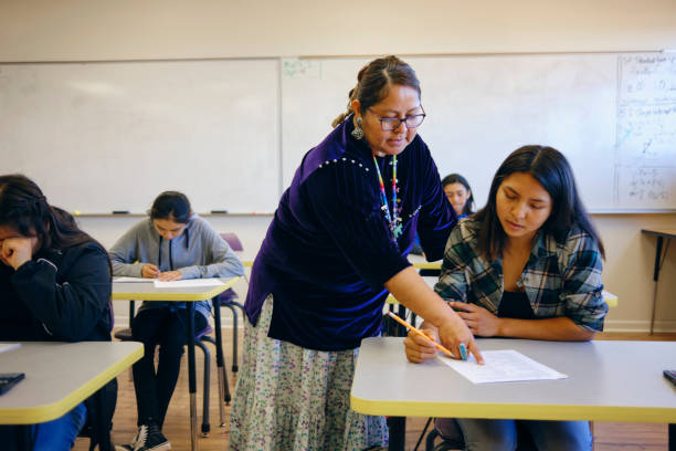 gymnasiallehrer und schüler in einem schulklassenzimmer - navajo american culture indigenous culture women stock-fotos und bilder