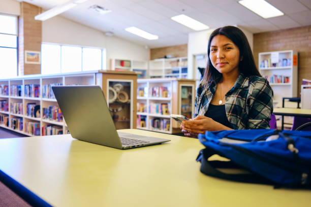 estudiante de secundaria en una biblioteca - high school student student computer laptop fotografías e imágenes de stock