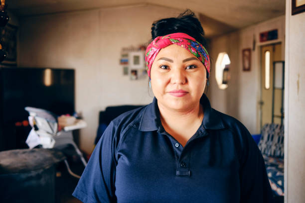 mujer joven en un hogar - navajo fotografías e imágenes de stock