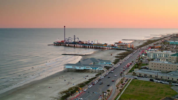 photo d’un drone du front de mer à galveston, au texas, au crépuscule - atlantic coast flash photos et images de collection