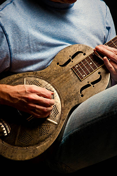 resonator гитара игрок - low key audio стоковые фото и изображения