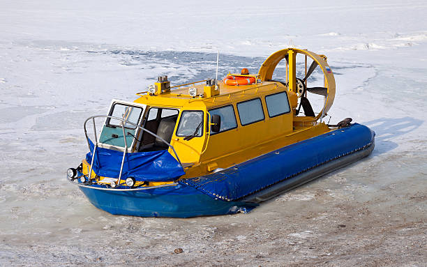 судно на воздушной подушке на берегу реки в замороженном виде - hovercraft стоковые фото и изображения
