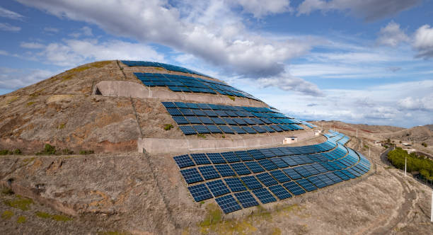 painéis solares na colina no campo - scottish cuisine - fotografias e filmes do acervo