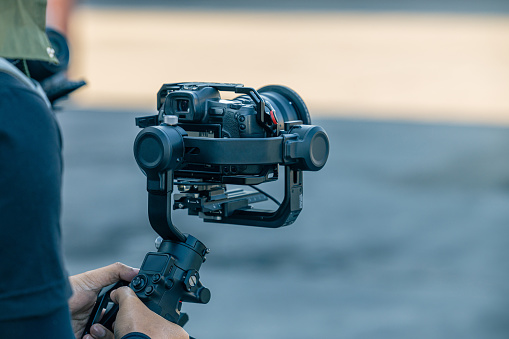 Cameraman is one of the most important occupations in the film and television industry, in charge of operating the camera and capturing images for audiovisual productions, either on the film set or on location.