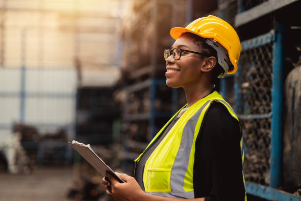 las felices trabajadoras ingenieras negras africanas disfrutan trabajando en la industria fabril. - work wear factory people occupation fotografías e imágenes de stock